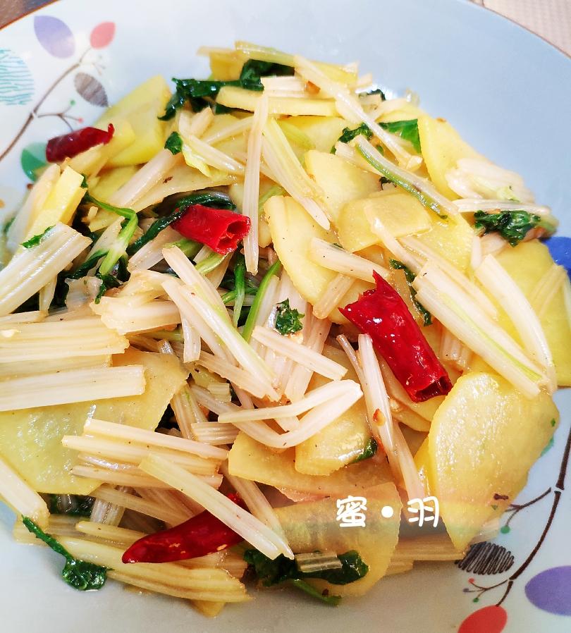 家常芹菜炒土豆