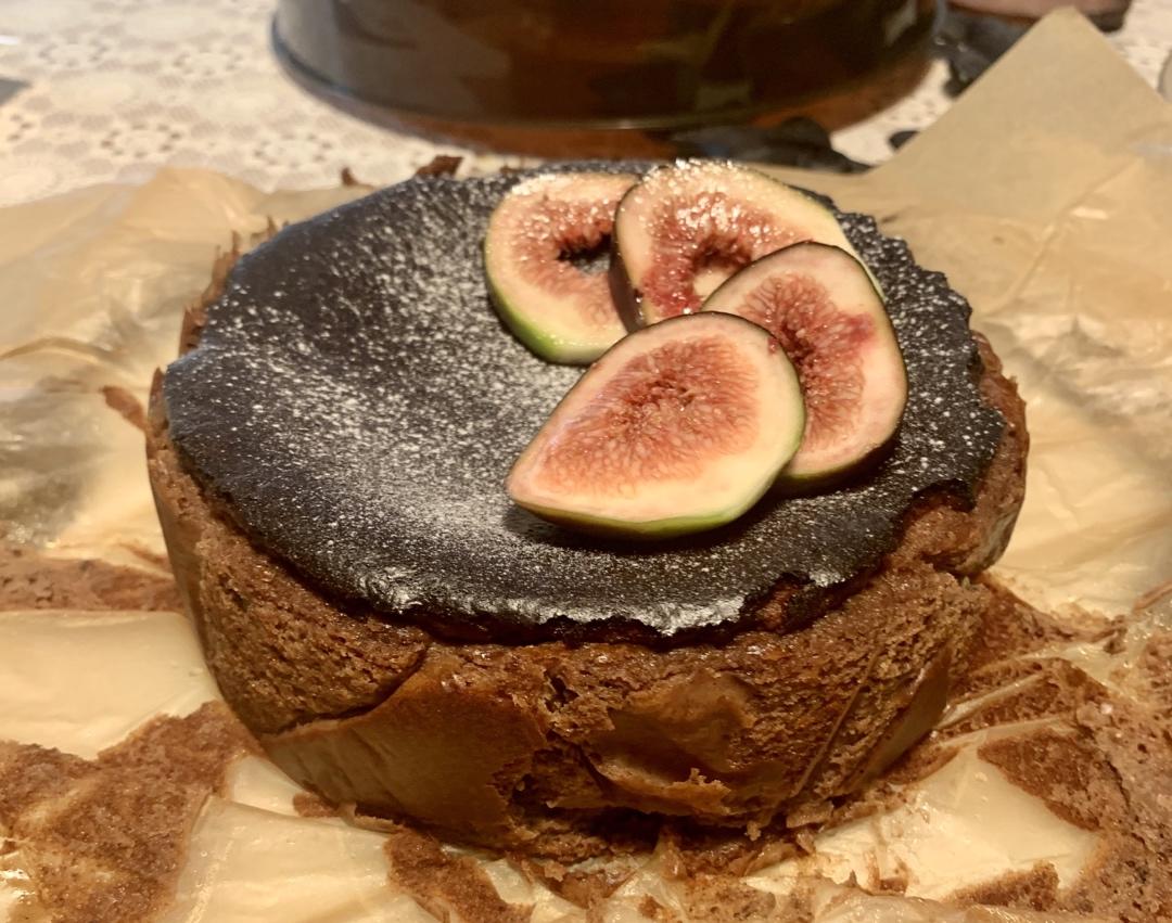 榛果巧克力巴斯克蛋糕