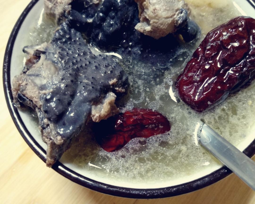 盛夏药膳乌骨鸡汤