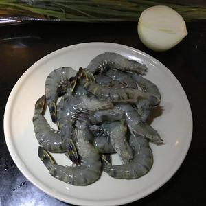 比蒜蓉虾好吃的洋葱虾（减脂食谱）的做法 步骤1