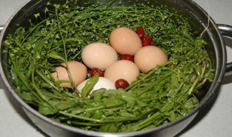 地菜花煮鸡蛋的做法 步骤2