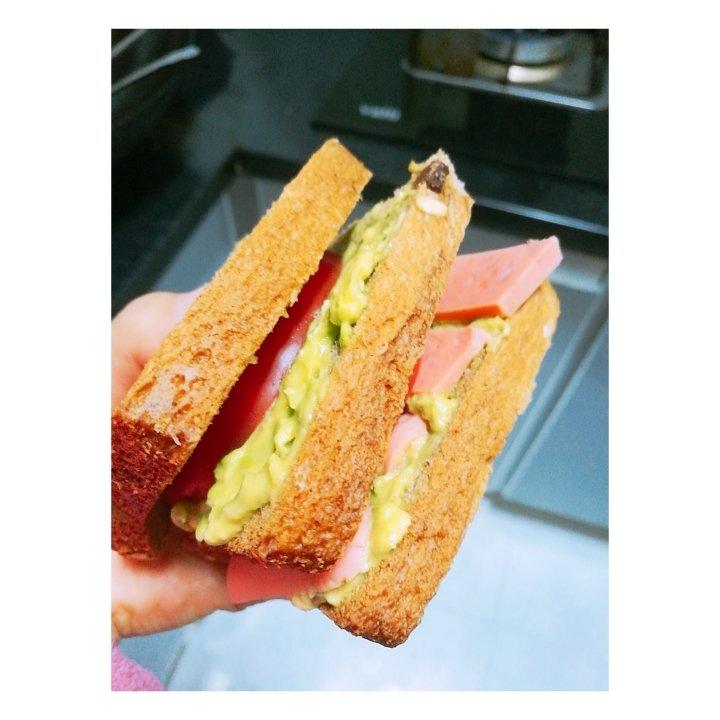 如何做超厚的沼三明治~详细tip！牛油果鸡蛋午餐肉三明治~