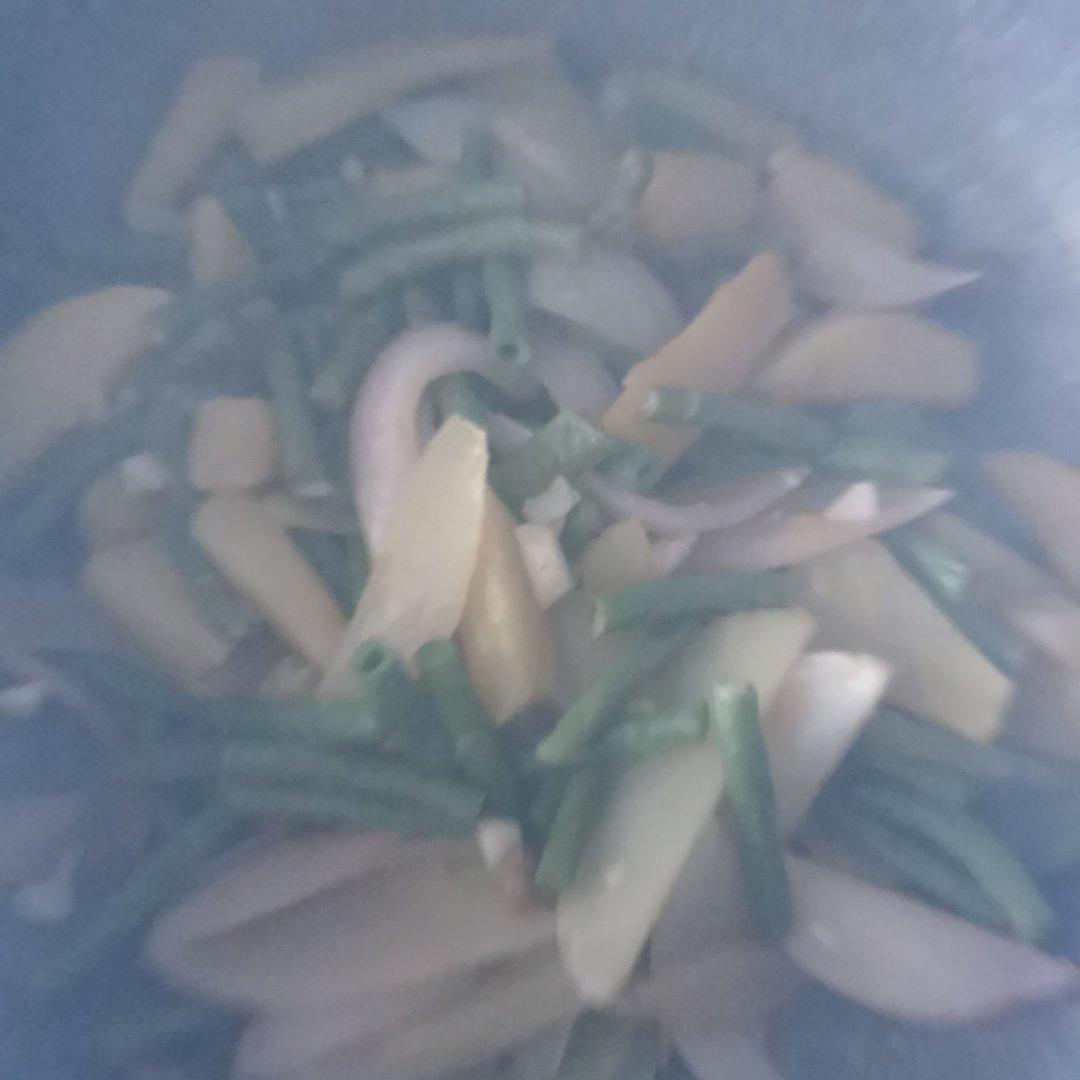 豇豆炒土豆是很神奇的一道菜, 没有一丁点肉, 却好吃到爆