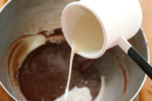 巧克力棉花蛋糕卷的做法 步骤4