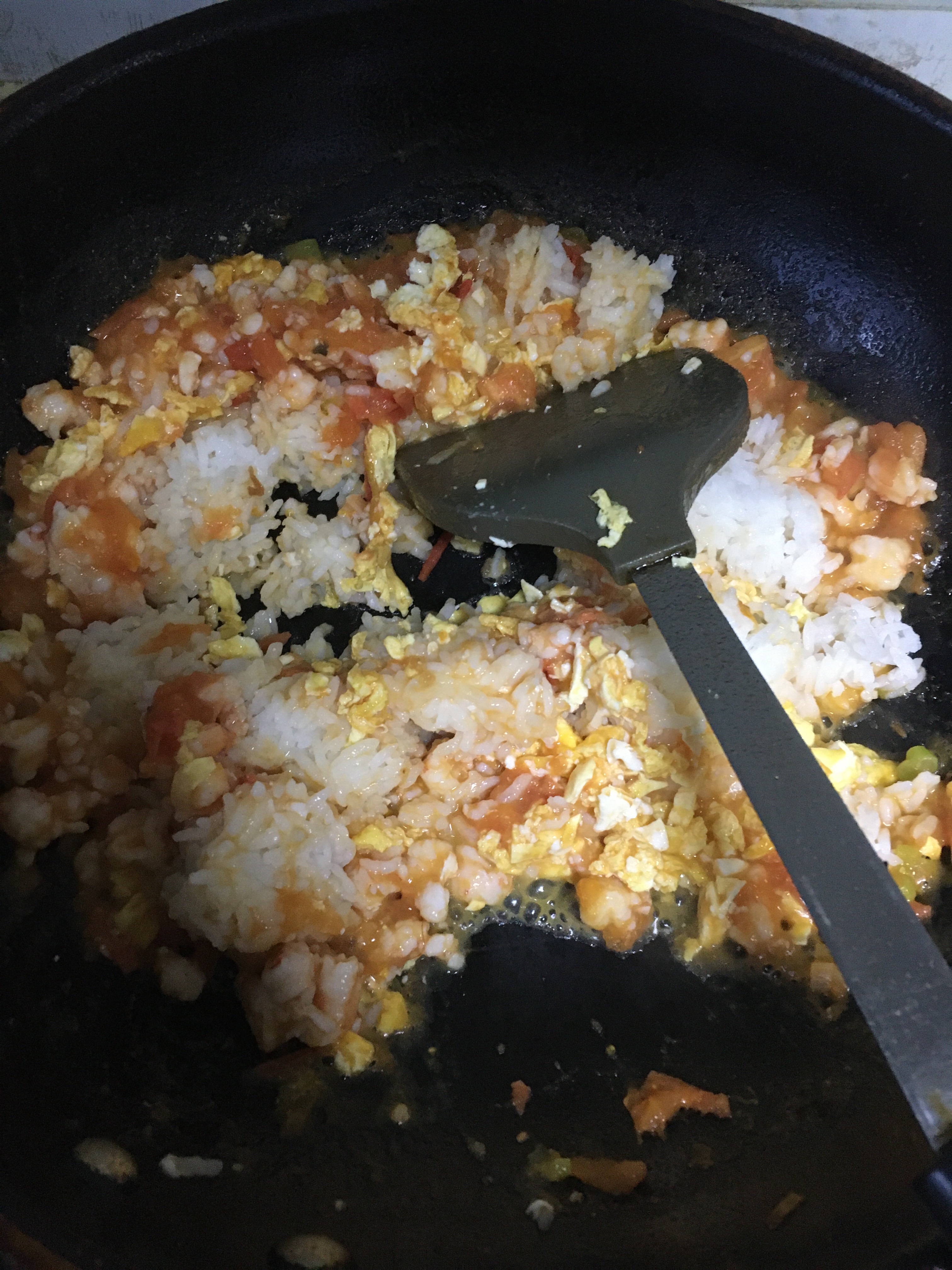 宝宝辅食：营养又美味的番茄虾仁鸡蛋炒饭的做法 步骤4