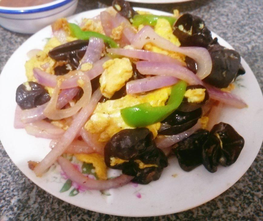 洋葱黑木耳炒鸡蛋