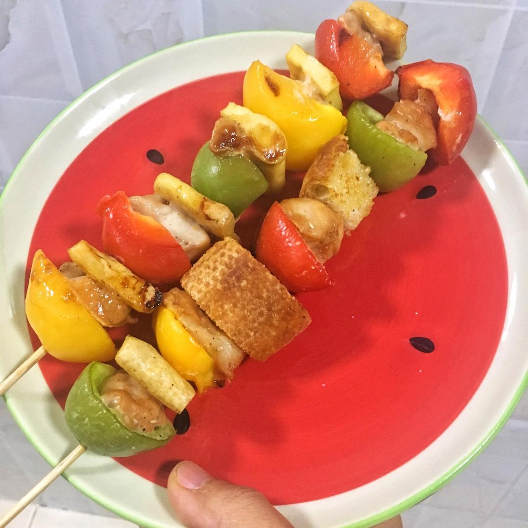 有颜又有料的烤鸡肉蔬菜串