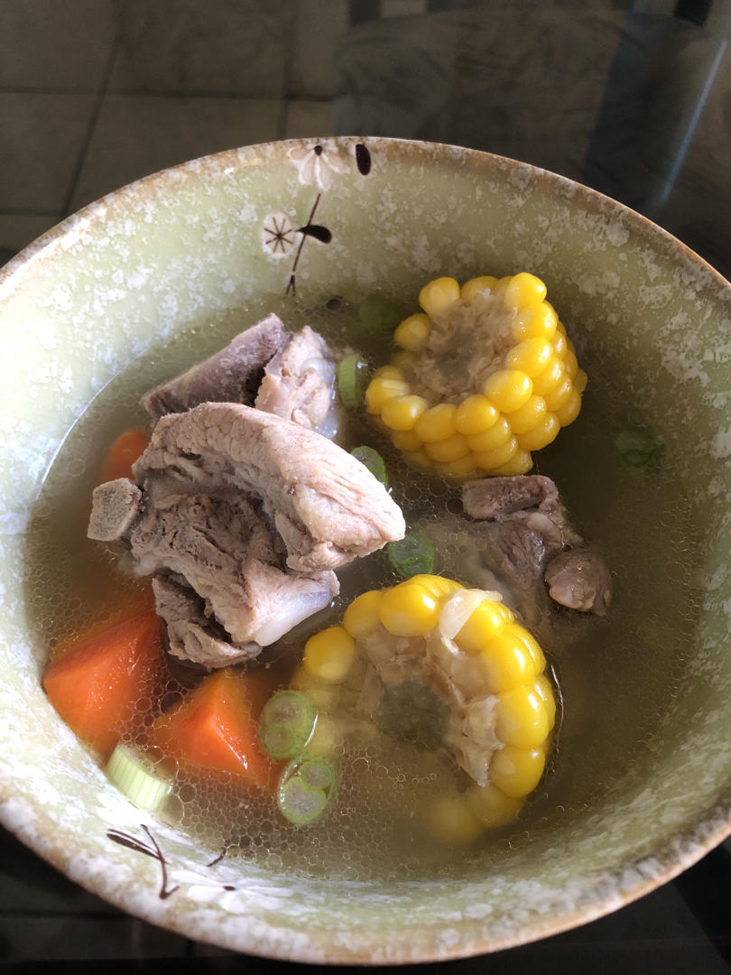 滋补养生 —— 玉米胡萝卜清炖排骨汤🌽