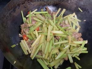 芹菜炒牛肉的做法 步骤8