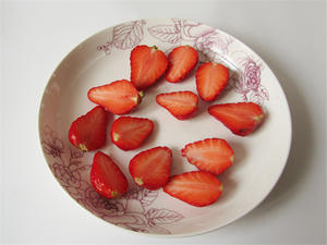 草莓酸奶饮的做法 步骤2