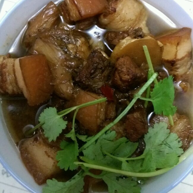 吃着碗里望着锅里的红烧肉