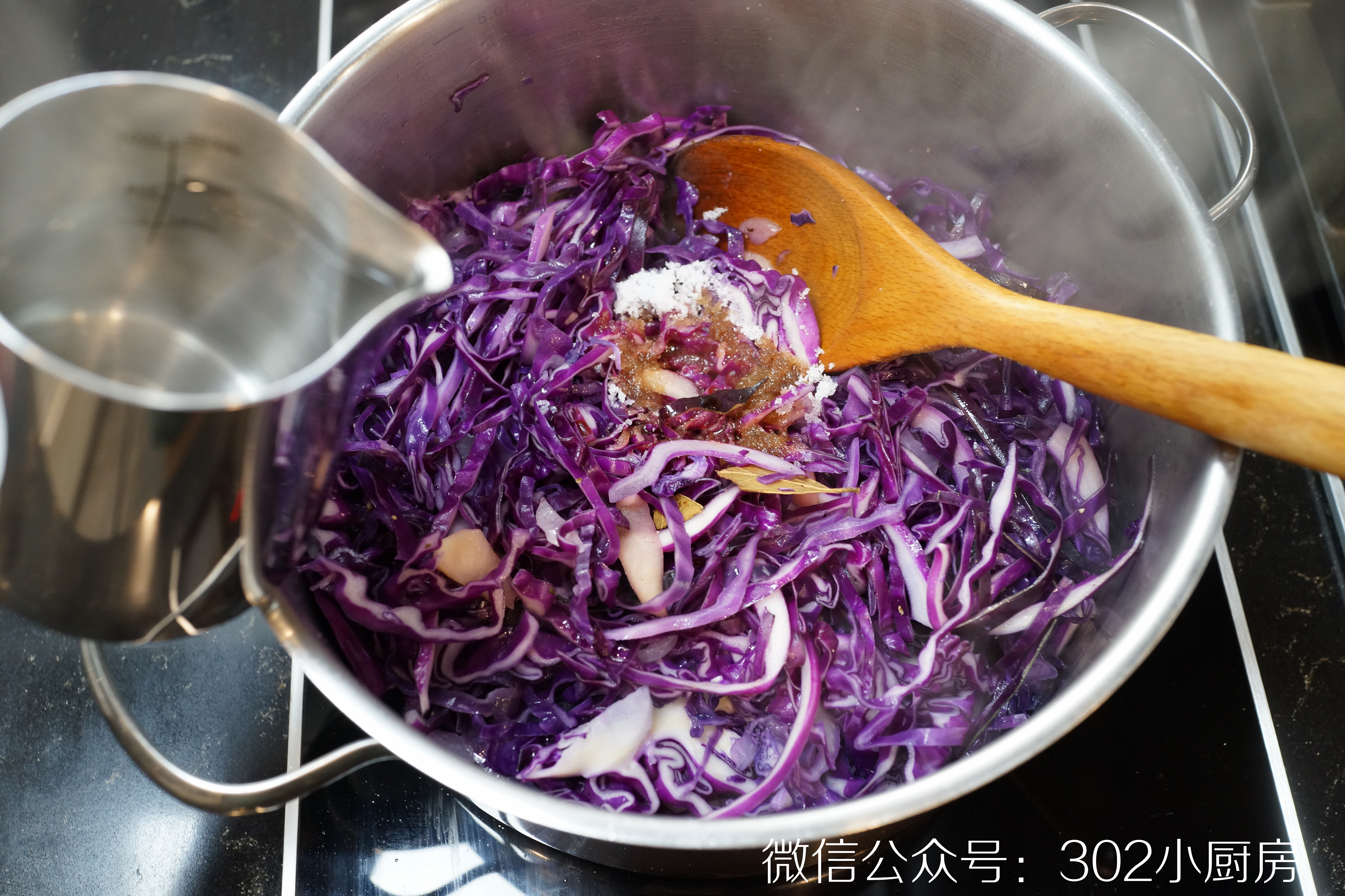 紫甘蓝酸菜（非腌渍，德式烤猪肘配菜）<302小厨房>的做法 步骤7