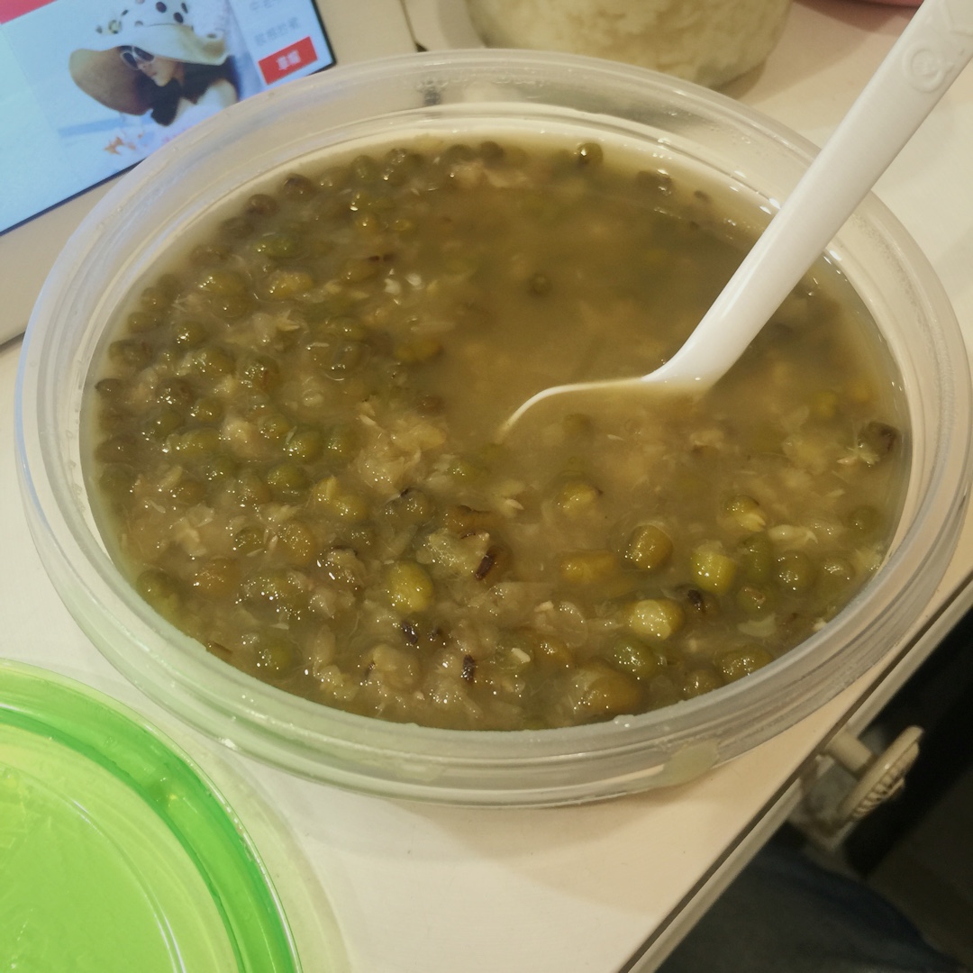 绿豆汤没冰,早上煮好直接带出来当早餐了,出沙,沙沙沙沙……如果冰镇