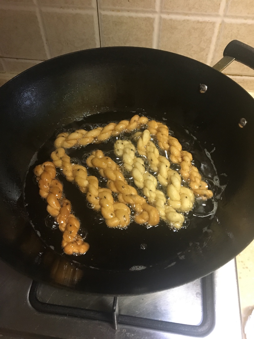 又香又酥鸡蛋小麻花，适合不爱甜食的你