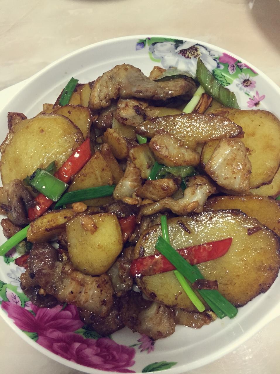 五花肉干煸土豆片