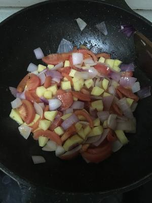 番茄洋葱土豆丸子汤的做法 步骤2