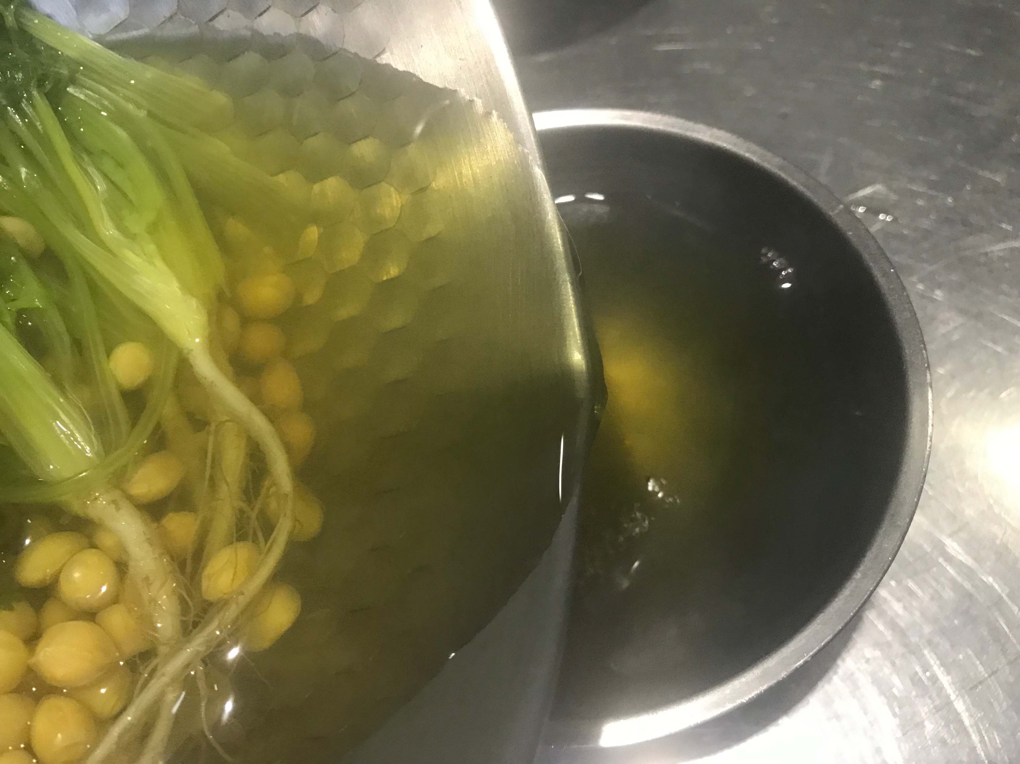 芫荽黄豆汤的做法