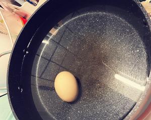 超简单溏心卤蛋的做法 步骤2