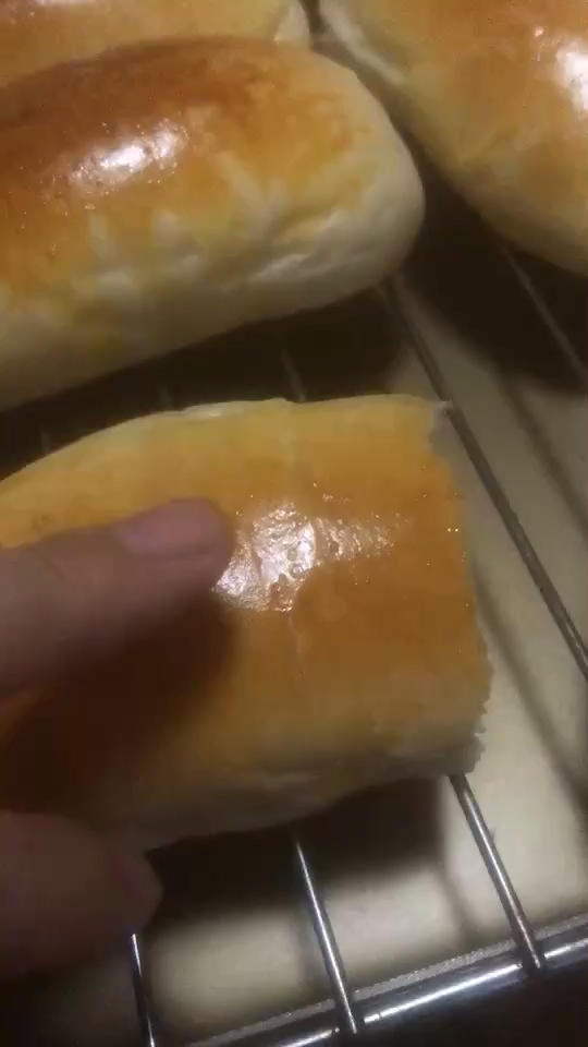 儿时去面包房必买的［椰丝奶油包］
