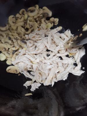 超下饭的蘑菇鸡胸肉的做法 步骤3
