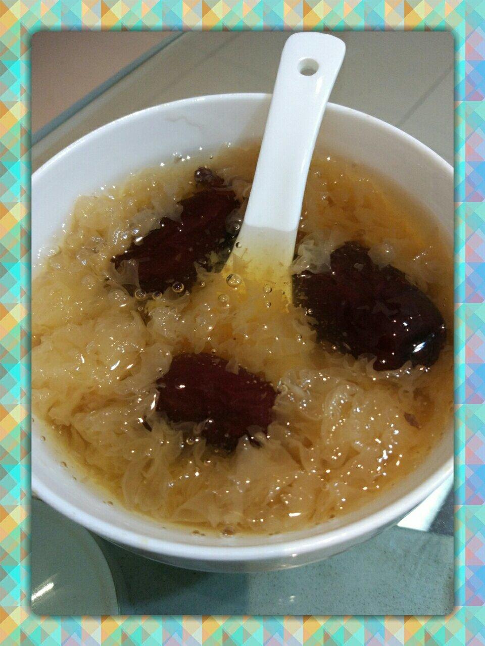冰糖银耳红枣汤