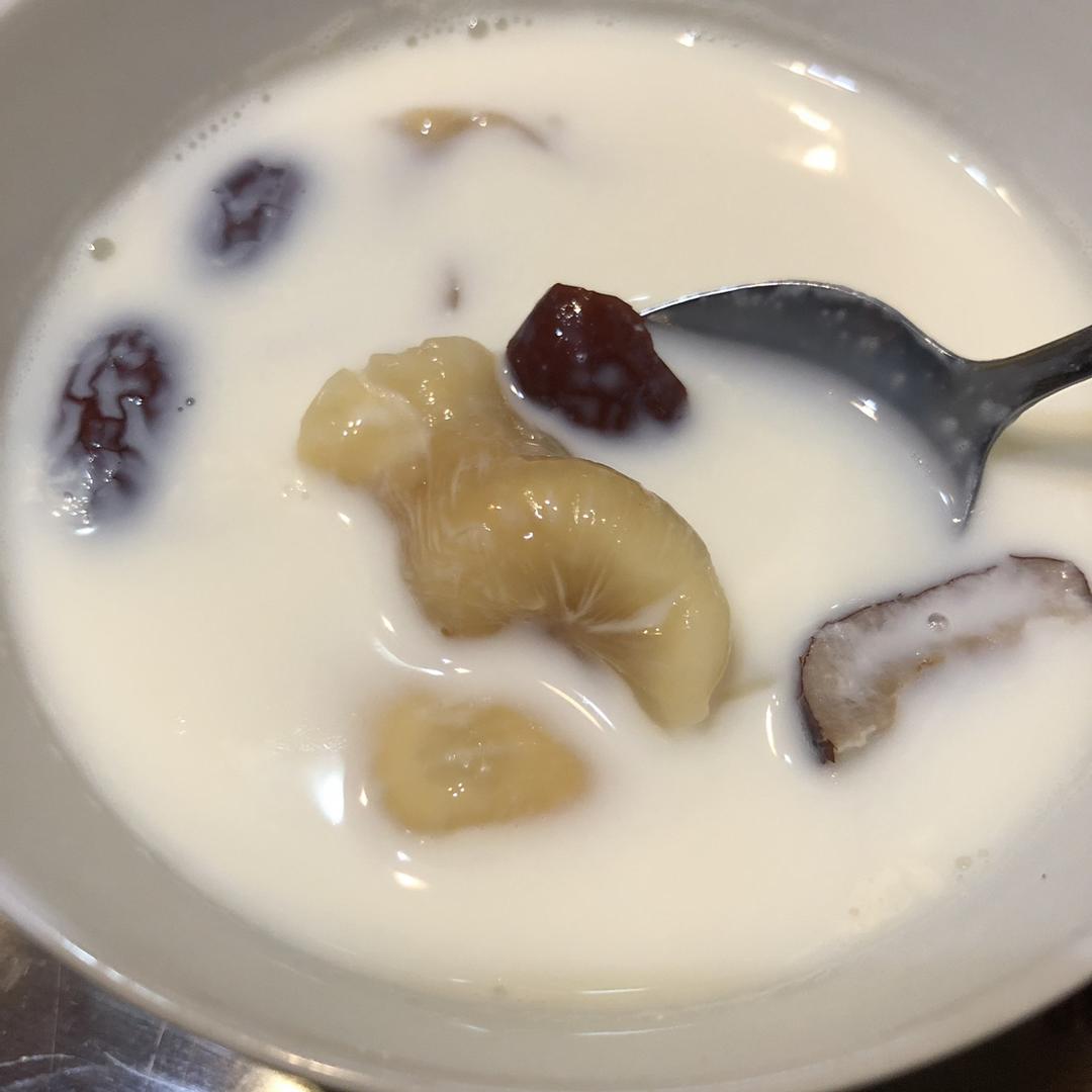 花胶炖牛奶