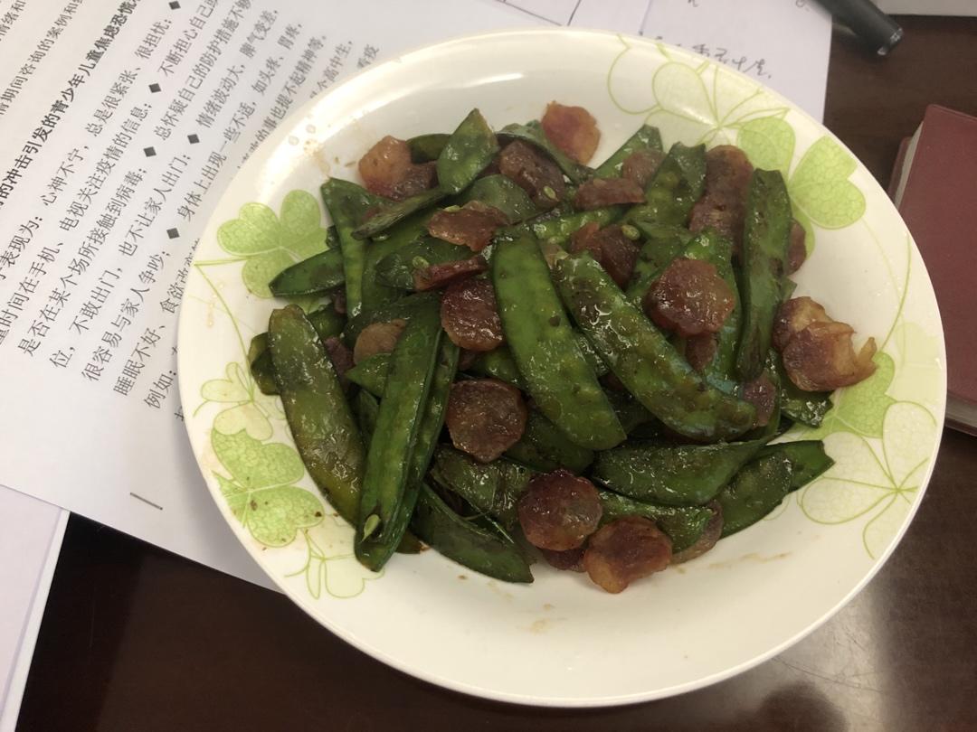 超脆爽的荷兰豆炒香肠