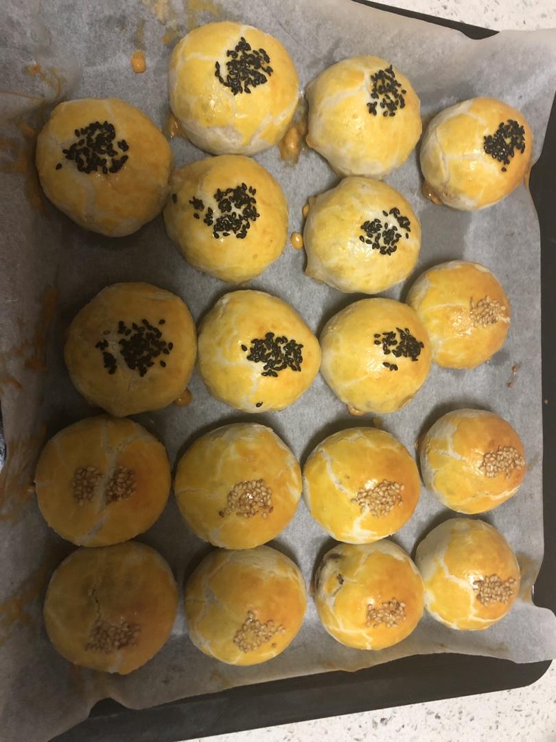 蛋黄酥 Danhuangsu