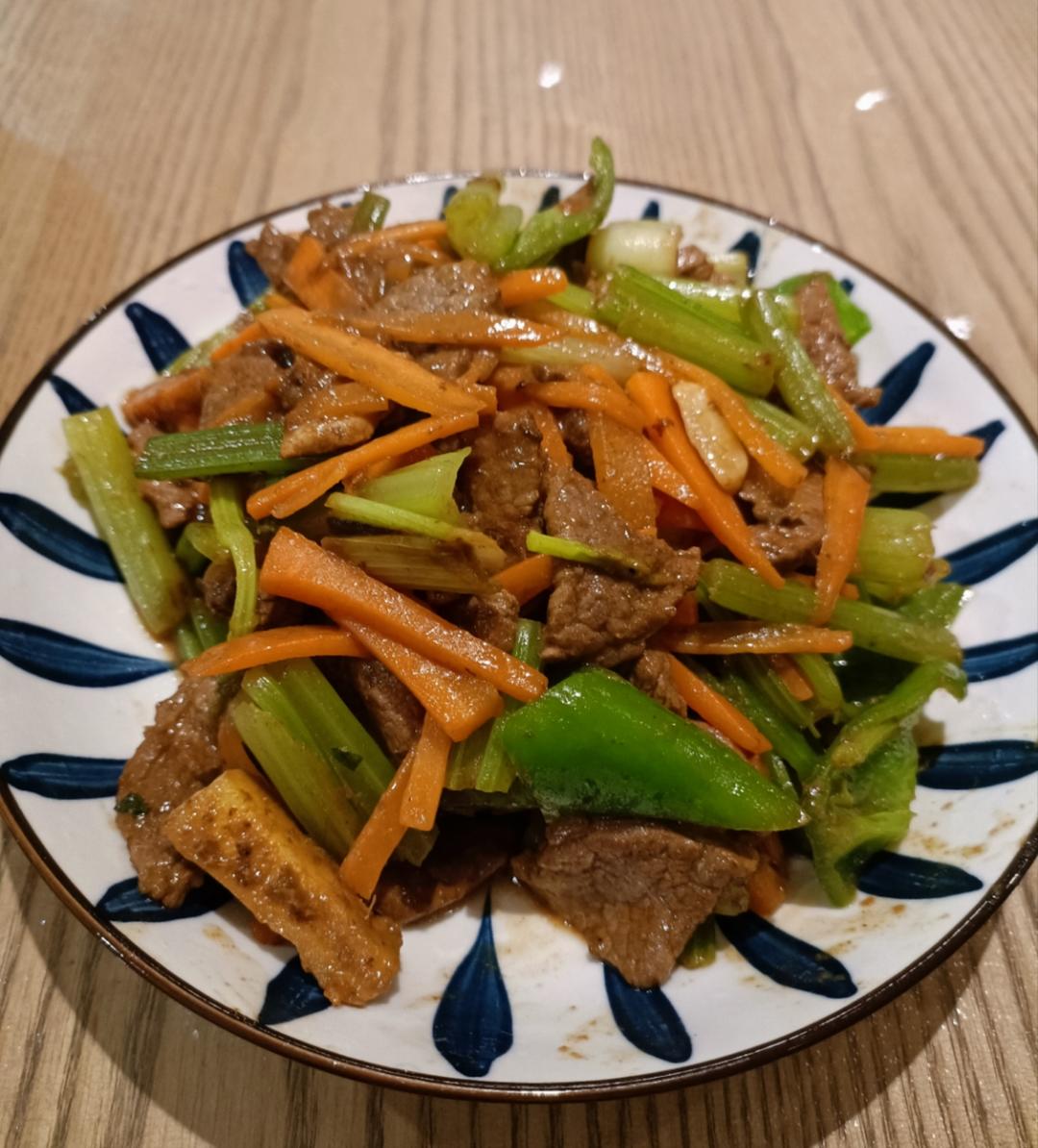 牛肉炒芹菜(不老不柴嫩滑多汁)