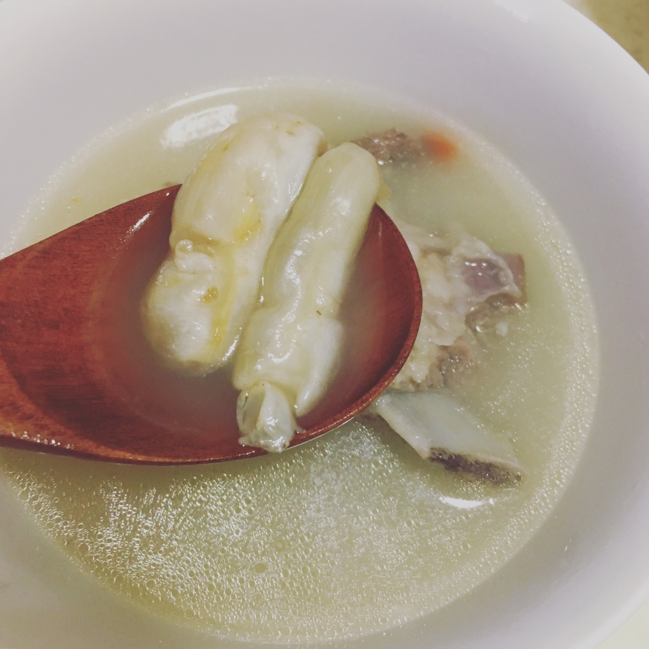 海椰皇花胶排骨汤的做法
