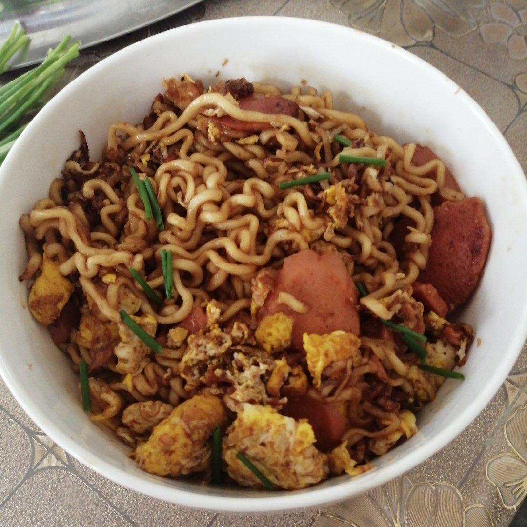 泡面的逆天吃法——火腿鸡蛋爆炒方便面