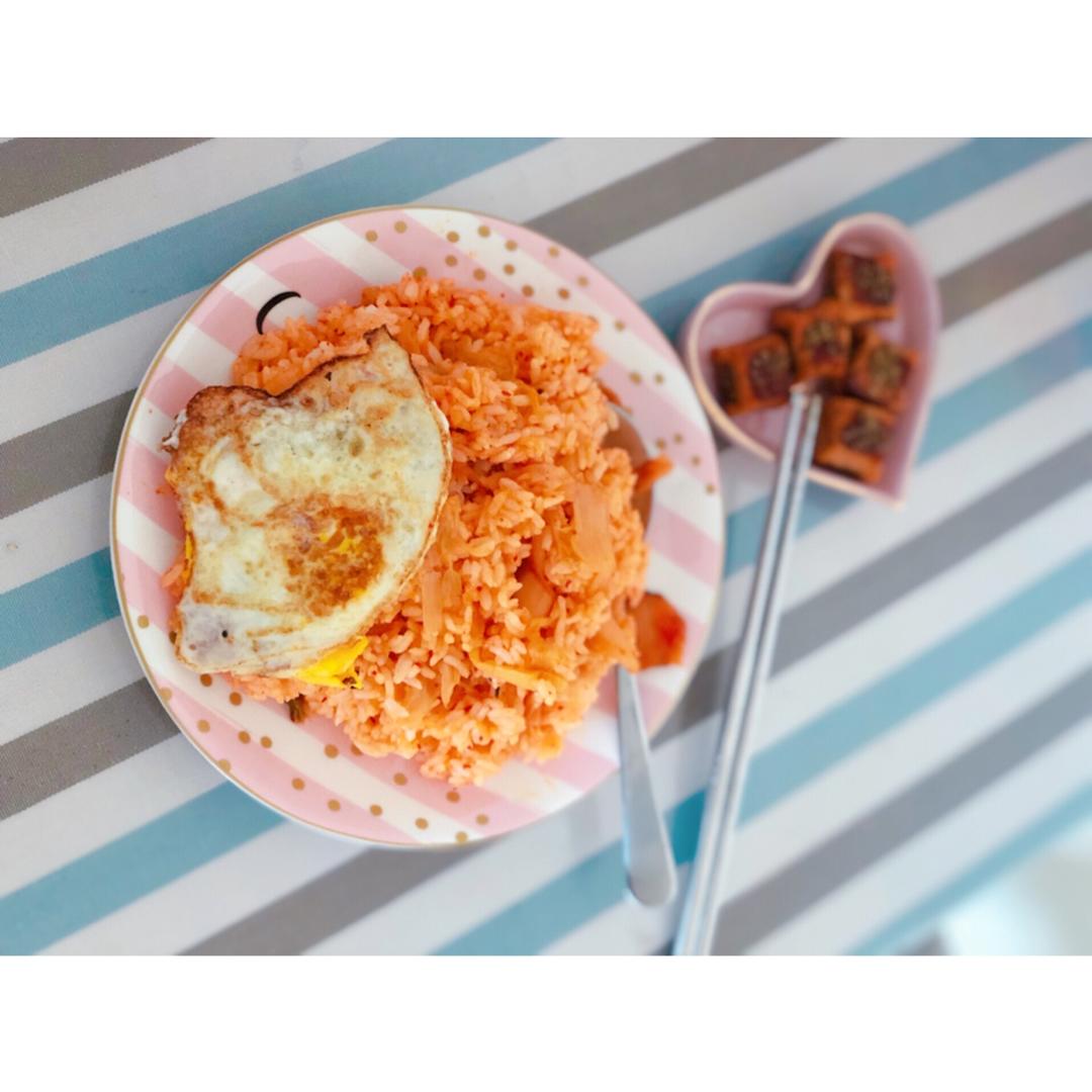 5分钟韩式泡菜炒饭做法