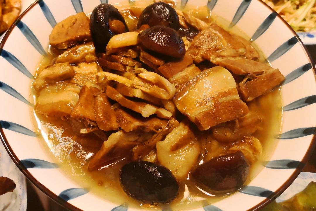 入口即化回味无穷的砂锅焖肉