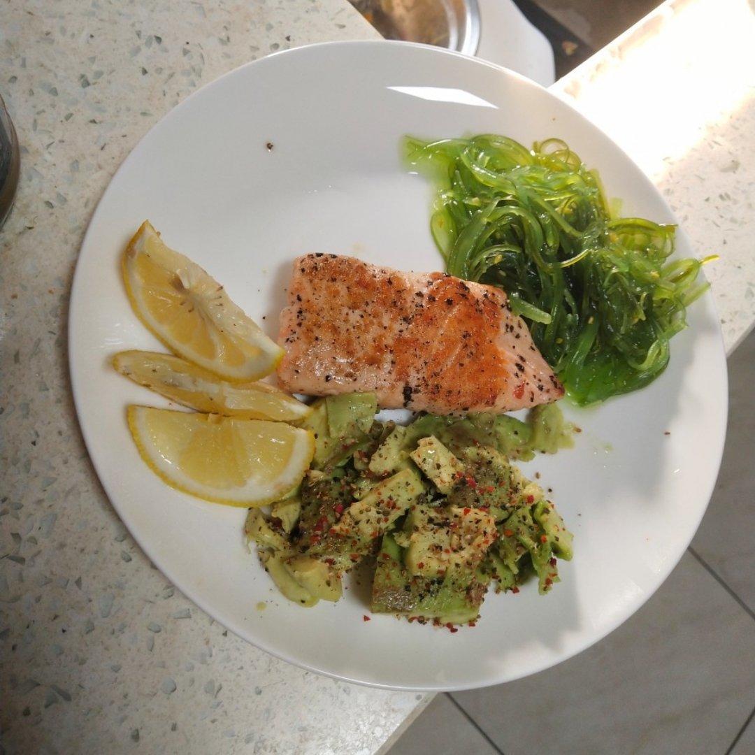 三文鱼牛油果蔬菜色拉