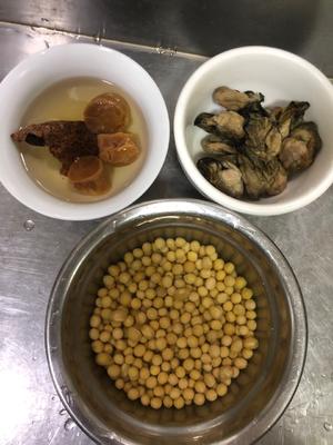 广东汤水—凉瓜排骨黄豆蠔仔汤的做法 步骤1