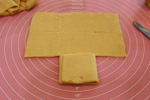 【南瓜蒸饼】这个南瓜蒸饼有9层，它是这样叠出来的的做法 步骤6
