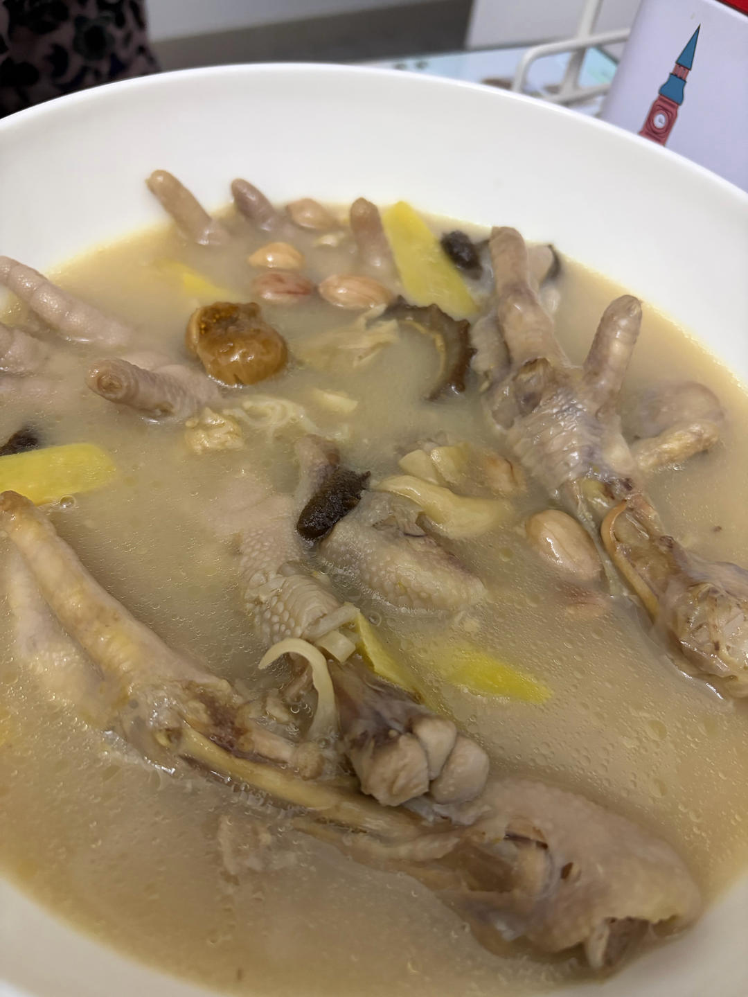 滋补养颜花胶鸡脚汤