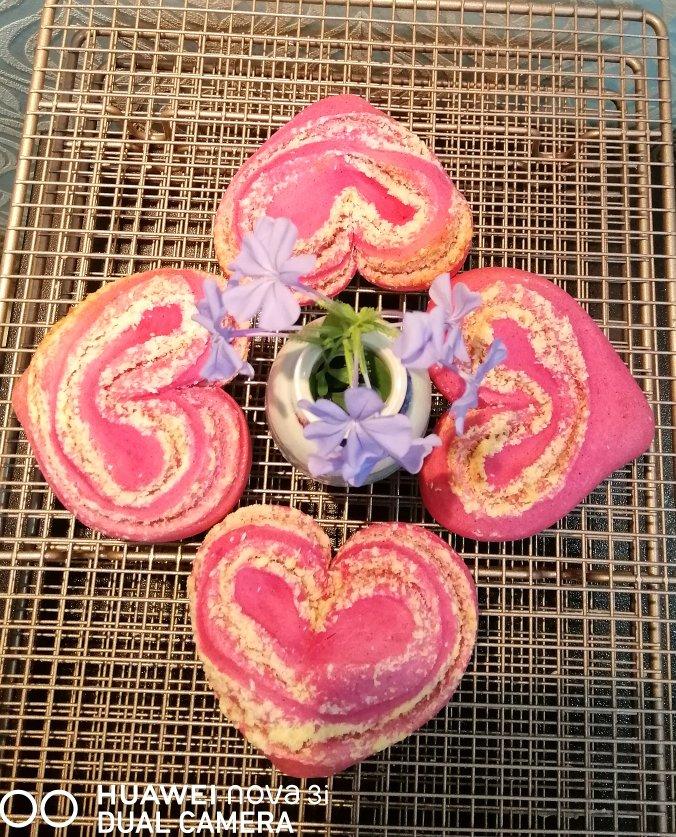 心形火龙果椰蓉面包