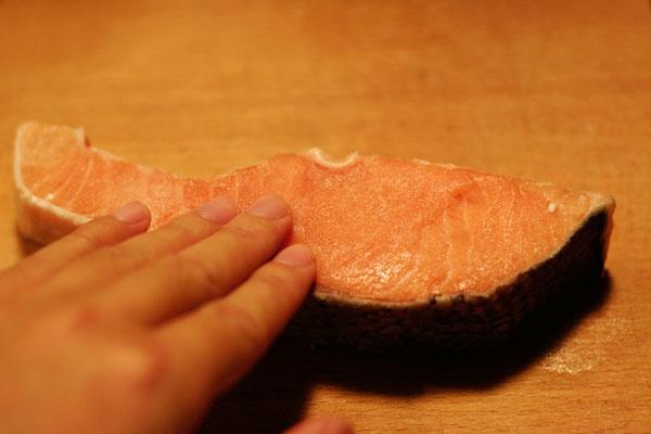 盐渍鲑鱼的做法 步骤1