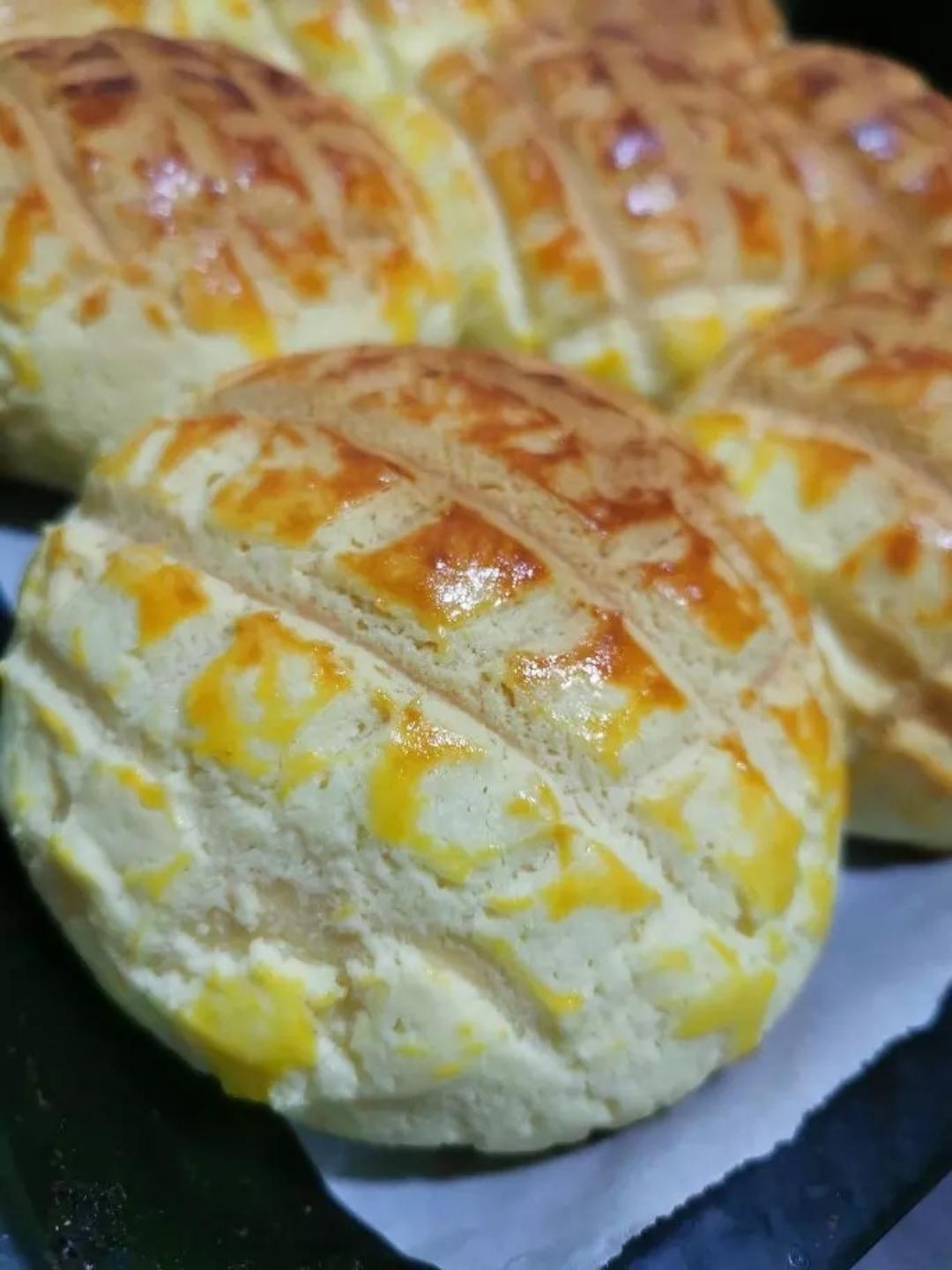 好吃到炸裂的港式菠萝包（附带制作酥皮的小视频）