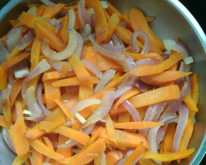 胡萝卜炒洋葱的做法