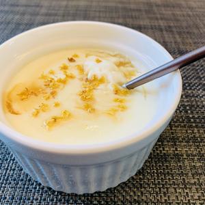 桂花蜂蜜炖奶的做法 步骤4