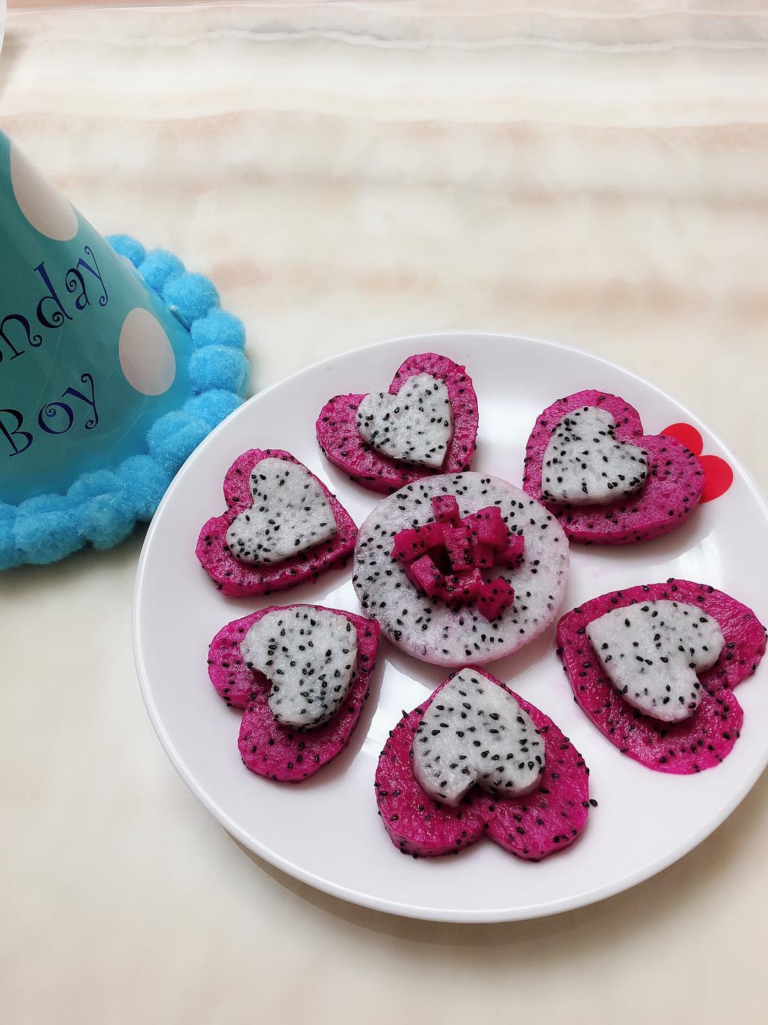 火龙果对切去皮,切成同等厚度大小方块,然后刻成心形～上传你做的爱