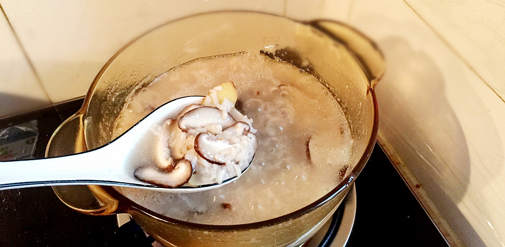 用剩米饭煮一锅香菇滑鸡粥粥，养胃、开胃皆宜的鲜粥。的做法 步骤3