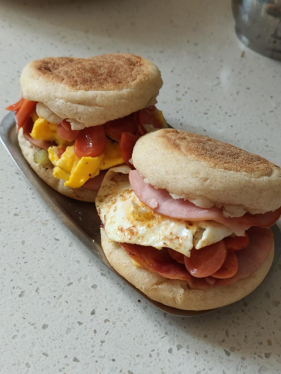 两个人一起炫饭啦！