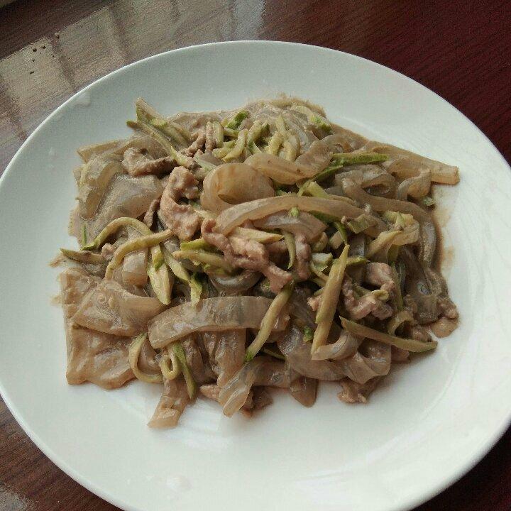 肉丝炒大拉皮