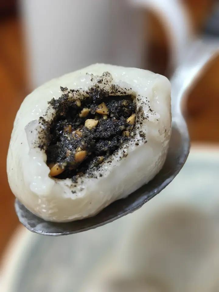 花生黑芝麻汤圆