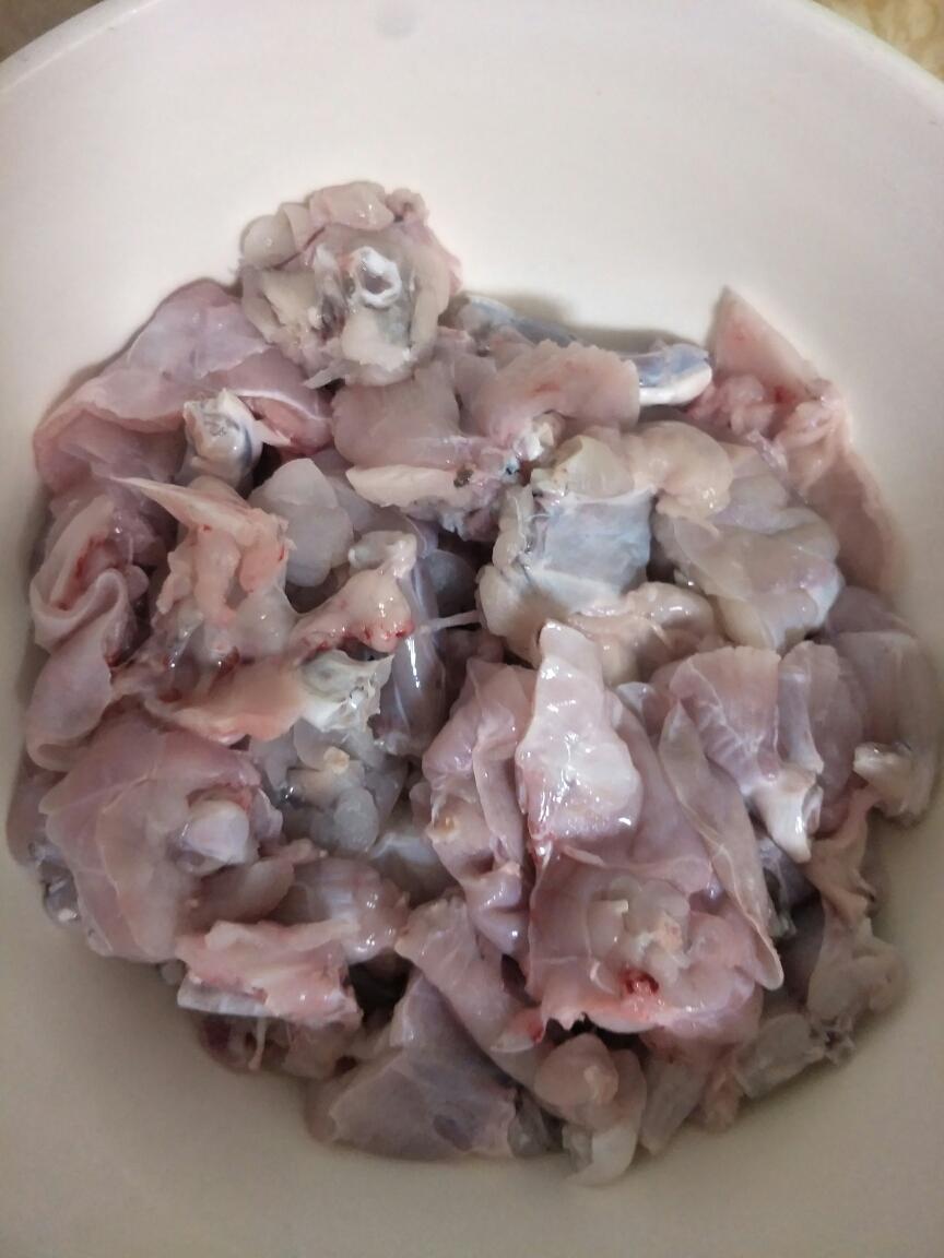 菜场买活的牛蛙让老板杀好把皮剥了,自己回来不好弄.