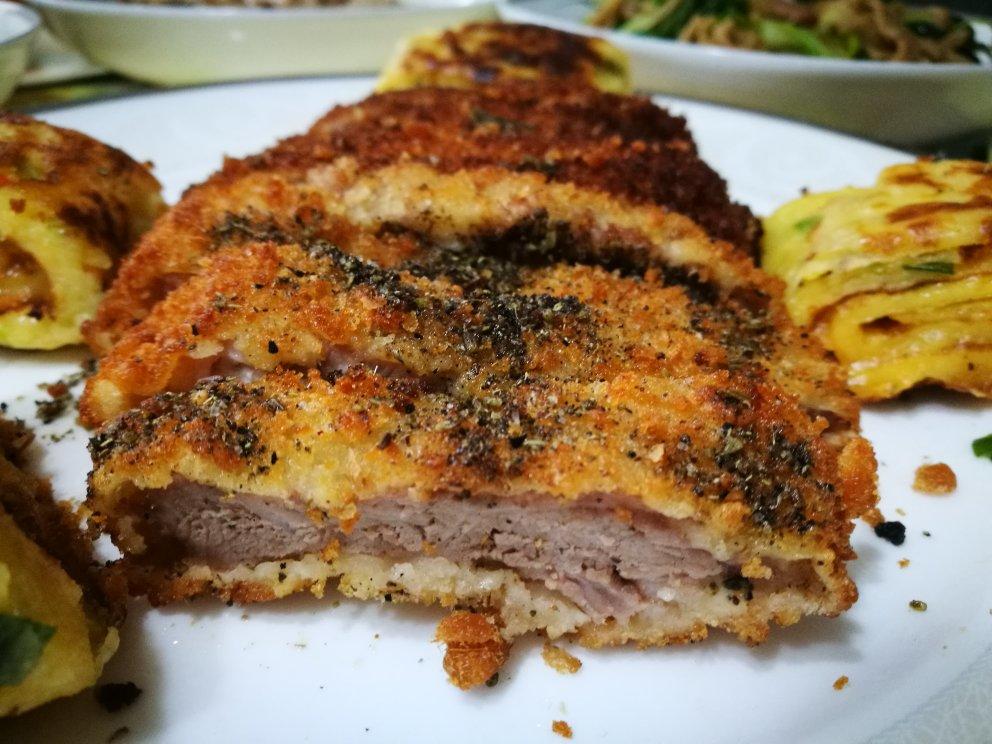 牛排】 赞 牛里脊肉,盐,黑胡椒粉,柠檬汁,全蛋液,中筋面粉(普粉),面包