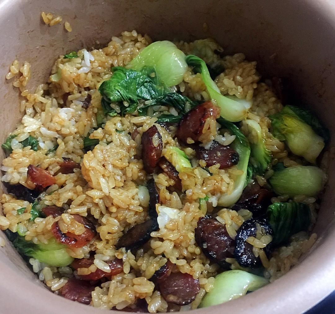 白皙同学做的腊味煲仔饭(电饭煲版)